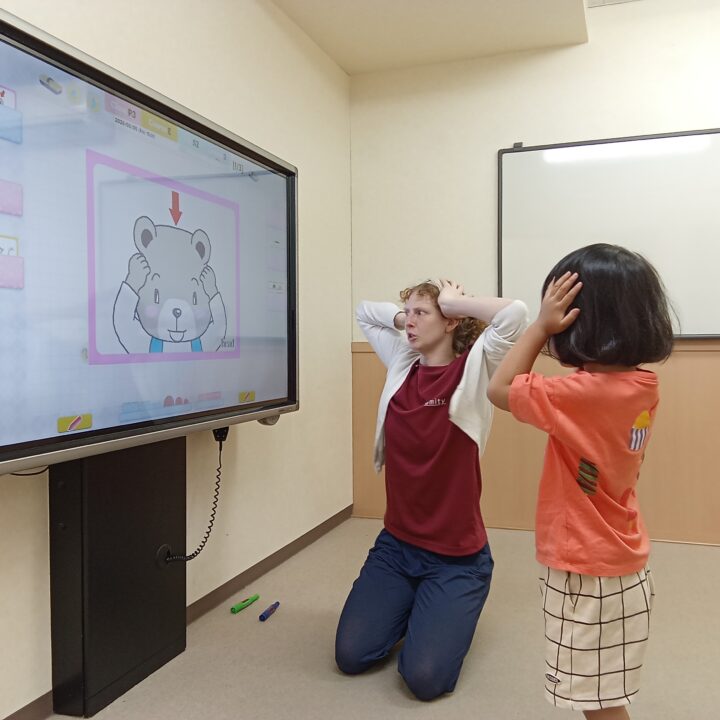 年中さんクラスで体の部位もばっちり！Please touch your head！広島大芝校のこども英語・英会話教室アミティー