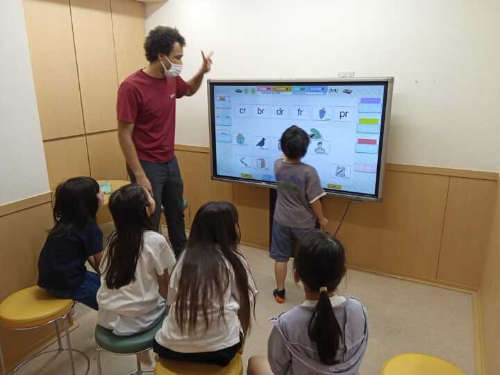 年中から小学校6年生のお子さんにはデジタルコンテンツを駆使したiLessonをご用意しております。40年間のこども英会話スクールとしての実績から開発されたiLessonにはどんな生徒でも釘づけ!英語学習がより一層楽しくなります。堺校のこども英語・英会話教室アミティー