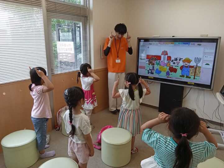 「楽しく身に付く」がアミティーのレッスンのモットー。小人数制で、お子様ひとりひとりの表情をしっかり見ながらアップテンポにレッスンが展開していきます!堺校のこども英語・英会話教室アミティー