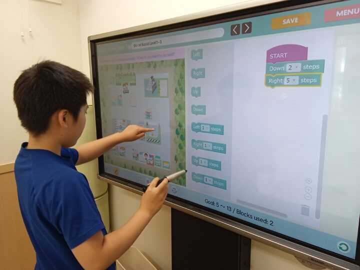 プログラミングレッスン開講中！粘り強く問題に取り組む姿勢は、英語学習の基礎にもつながります。富士校のこども英語・英会話教室アミティー