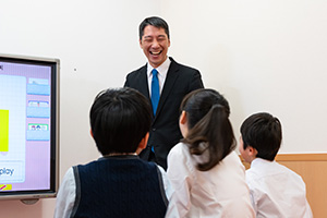 外国人教師のレッスンに加えて、日本人スタッフが丁寧いサポート。