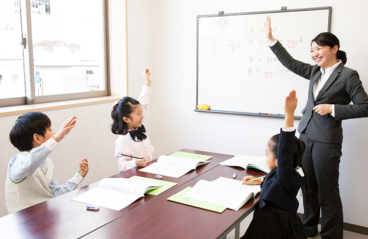 集団の中で励まし、競い合いながら、真の英語力を身につけます。