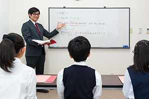 中学校以降の英語学習も念頭に基礎的な英語力を確実に身につけます。