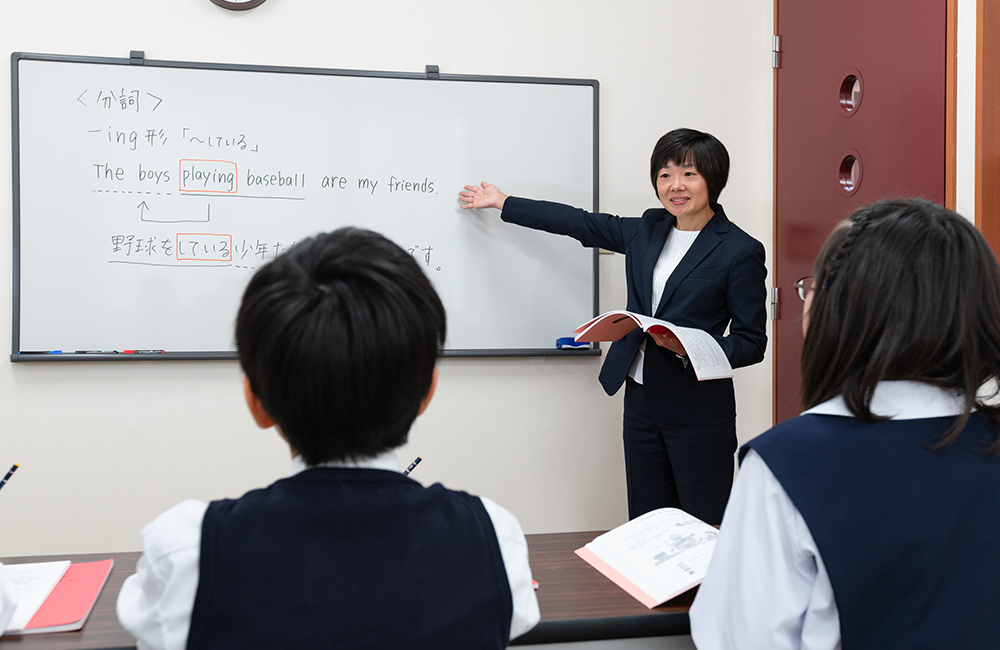 学校英語で重要な文法を先に学び、進学準備に備えます。