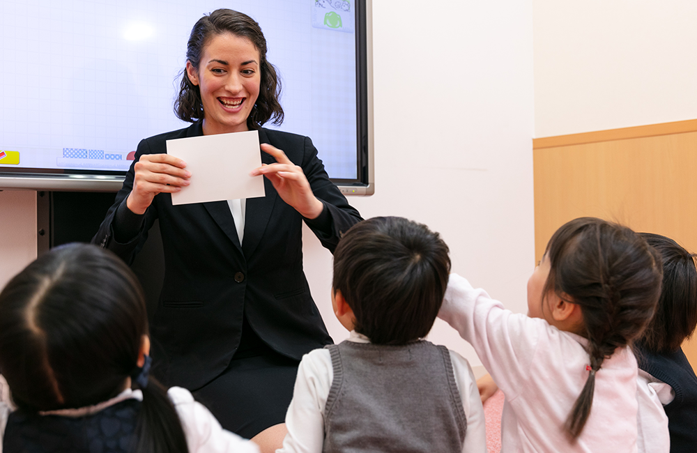 外国人教師とのコミュニケーションで“生きた英語力”と国際性の基礎を習得します。