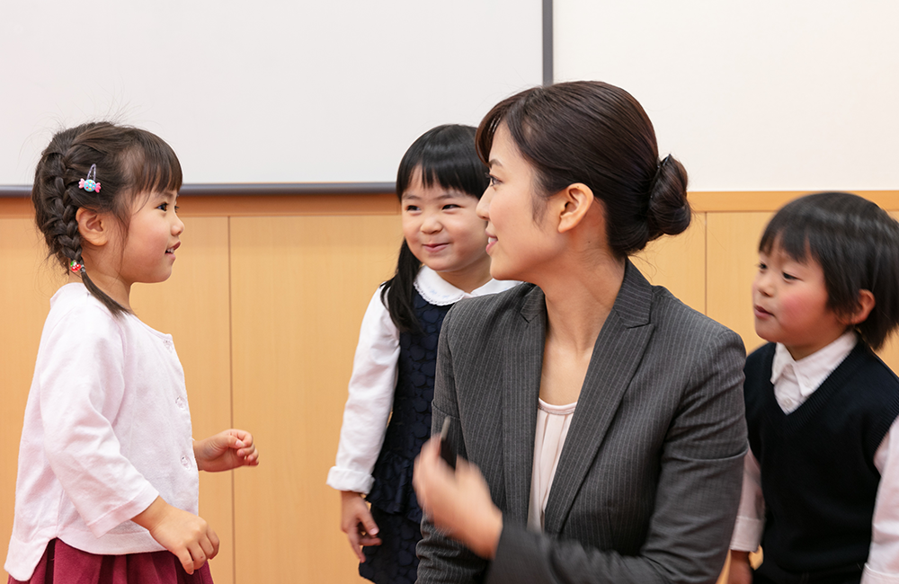 お友達とコミュニケーションをしながら自然と英語力を身につけます。