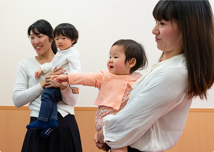 小さいお子さんの中でも、とくに1〜2歳ごろの赤ちゃんはどんなことばでも吸収し、自分のものにする柔軟性を持っています。