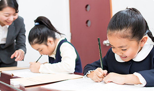 「聞く」「話す」「読む」「書く」を同時に学び、会話・文法の総合力を養成します。